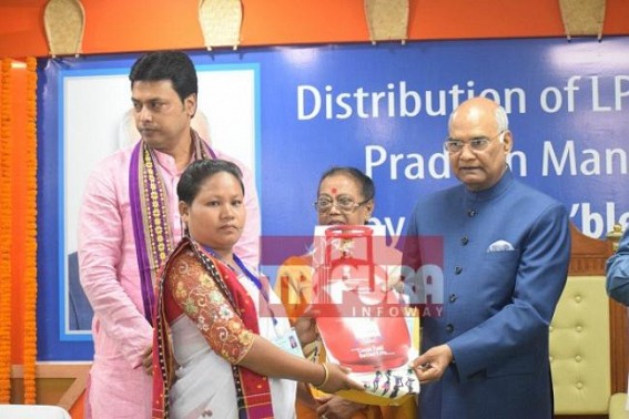 President of India distributes LPG connections under PMUY